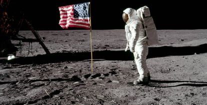 'Buzz' Aldrin, junto à bandeira norte-americana.