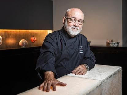 El cocinero Ricardo Sanz, en el restaurante japonés que lleva su nombre, en el hotel Wellington, en Madrid.