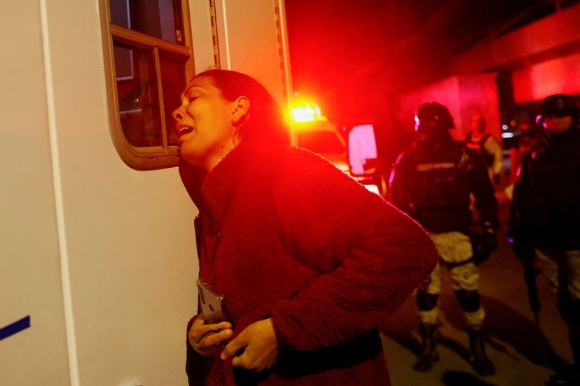 Las víctimas son migrantes que estaban detenidos en las instalaciones del centro federal. Habían sido arrestados ese mismo día en la ciudad fronteriza con Estados Unidos y estaban aparentemente dentro de cuartos con candados. En la imagen, Viangly, una migrante venezolana, llora junto a la ambulancia que transporta a su esposo. 