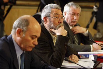 Díaz Ferrán, Méndez y Toxo, en un encuentro en diciembre de 2009.