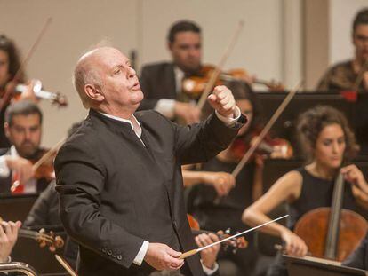 Daniel Barenboim y la Orquesta West-Eastern Divan, en Granada, en 2015.