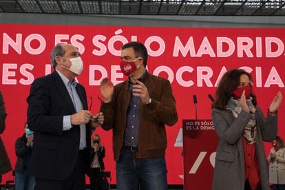 Ángel Gabilondo, Pedro Sánchez y la alcaldesa de Getafe, Sara Hernández, en el mitin de campaña del PSOE en la ciudad del sur de Madrid.