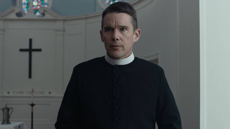 Ethan Hawke, en un fotograma de 'El reverendo'.