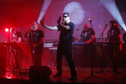 El grupo musical 'Aviador Dro', en uno de sus conciertos.