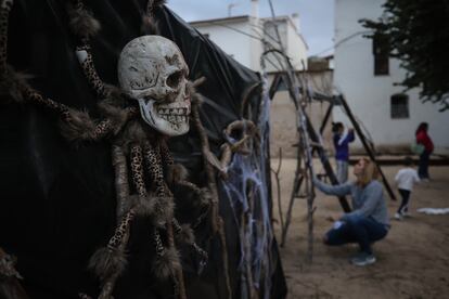 Varios vecinos decoran las calles de Villar del Olmo (Madrid) para preparar el pasaje del terror que se celebra el sábado en la localidad.
