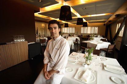 El cocinero Eneko Atxa, en el restaurante Azurmendi de Larrabetxu, a las afueras de Bilbao ( Vizcaya) .