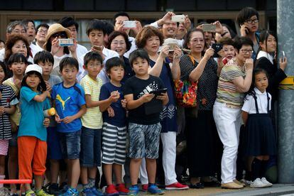 Residentes de Hiroshima esperan la llegada del presidente de Estados Unidos, Barack Obama, al Memorial de Hiroshima (Japón), el 27 de mayo de 2016.