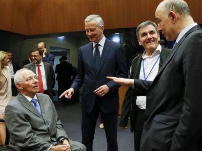 El ministro alemán de Finanzas, Wolfgang Schäuble, con sus homólogos francés, griego y europeo, en Luxemburgo.
