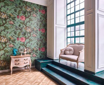 An apartment in Moscow decorated with wallpaper with floral motifs. 