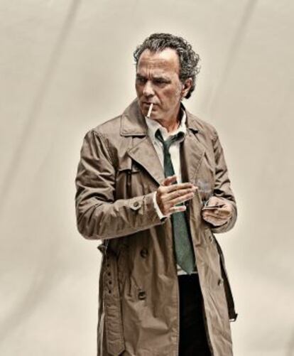 El actor lleva camisa blanca de Tommy Hilfiger, pantalón Levi’s, gabardina Diesel y corbata Marks and Spencer.