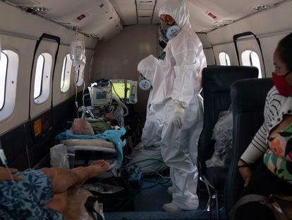 Traslado en avión de enfermos de coronavirus en la Amazonia brasileña este martes.