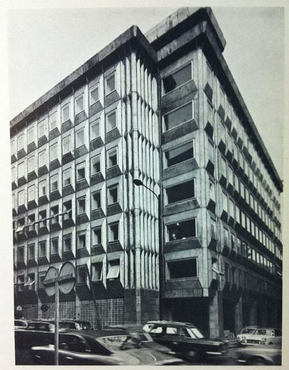 El edificio a finales de los sesenta, en una foto del catálogo del arquitecto.