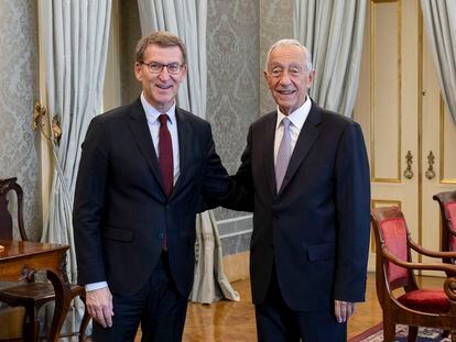 El líder del PP, Alberto Núñez Feijóo, a la izquierda, este jueves con el presidente de Portugal, Marcelo Rebelo de Sousa.