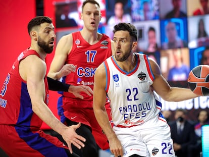 Micic intenta rebasar a Shengelia durante el partido entre el Efes y el CSKA.