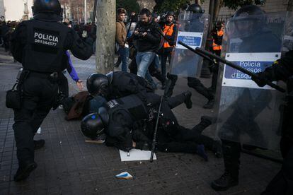 Agentes se abalanzan sobre un manifestante en las Drassanes.