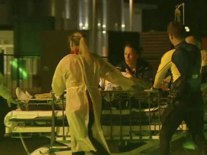 El hombre atacado por un tiburón es transportado en camilla por los servicios de emergencia este lunes, en el estado de Queensland, en Australia.