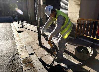 Un operario con un martillo hidráulico, ayer en la calle de Bonavista del barrio de Gràcia.