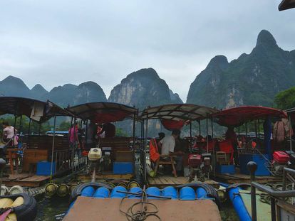 Barcazas turísticas en el río Li, en la provincia de Guilin, en China.