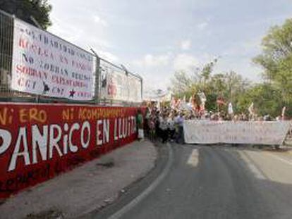 Manifestantes, convocados por CCOO y CGT, entre la fábrica de Panrico en Santa Perpètua de Mogoda (Barcelona). EFE/Archivo