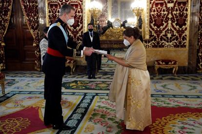 Felipe VI ha recibido este lunes las cartas credenciales de seis nuevos embajadores en España, los de Hungría, Colombia, Tailandia, Bolivia, Bangladesh y Bulgaria, en sendos actos celebrados en el Palacio Real. Esta ceremonia se remonta al siglo XVIII y se ha mantenido prácticamente intacta en su desarrollo hasta nuestros días.