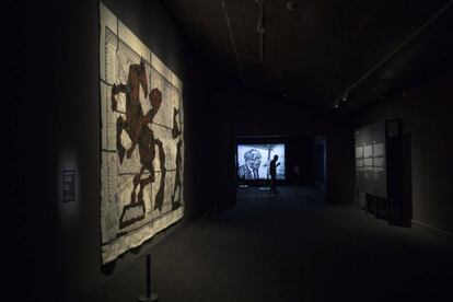 Un dels tapissos de W. Kentridge que es pot veure a l'exposició del CCCB.