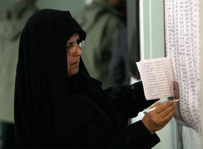 Una mujer iraní vota en un colegio electoral en Teherán.