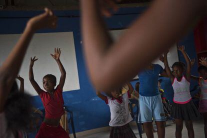 Un grupo de niños baila en el centro juvenil de Nuevo Milenio, en Tumaco.