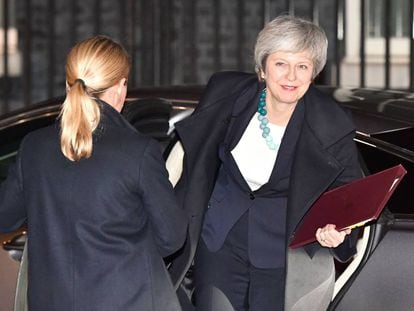 Theresa May regresa a Downing Street después de su intervención.