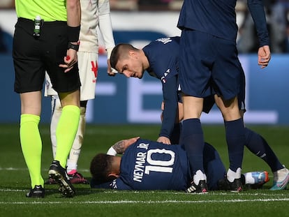 Neymar después de la lesión en el partido entre el PSG y el Lille, el 19 de febrero.