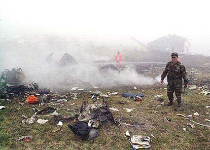 Miembros de los equipos turcos de rescate trabajan entre los restos del avión sinistrado cerca de Trebisonda, al norte del país.