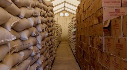 El almacén del Programa Mundial de Alimentos en Diffa, atestado de sacos de cereal y latas de aceite para enviar a la población más vulnerable.