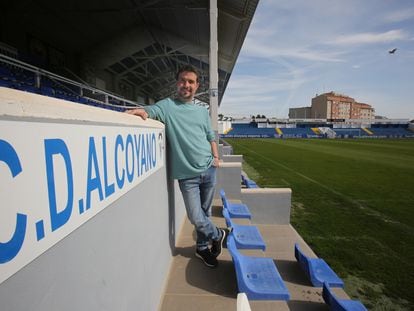 El periodista de la cadena SER Ismael Mayor, este viernes en el terreno de juego del estadio El Collao, en Alcoy.