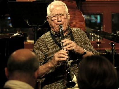 Pedro Iturralde durante su concierto de ayer en el Caf&eacute; Central de Madrid.