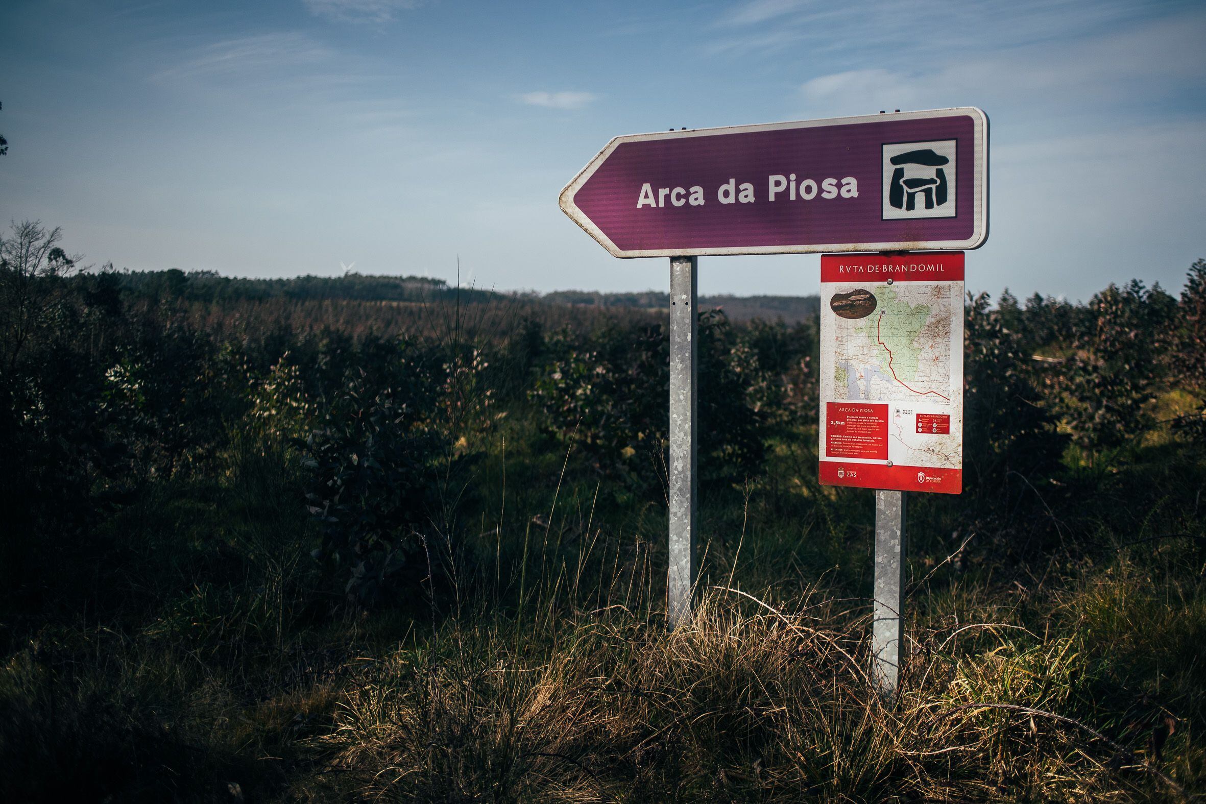 Cartel que indica dónde está el dolmen de Arca da Piosa, en el Concello de Zas (A Coruña.