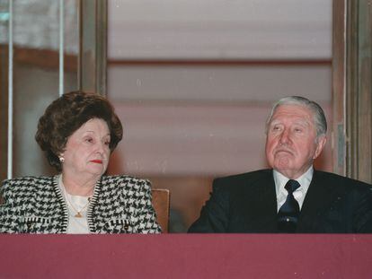 Augusto Pinochet y su esposa Lucía Hiriart atienden una ceremonia en Santiago, en septiembre de 2000.