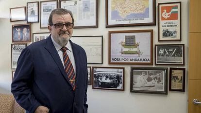 El expresidente de la Junta de Andalucía José Rodríguez de la Borbolla en su despacho profesional.