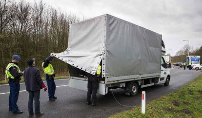 Registro de un cami&oacute;n en la frontera entre Alemania y Holanda para combatir la entrada ilegal de migrantes y el tr&aacute;fico de personas.