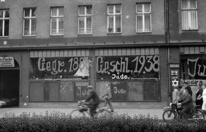 Tienda judía atacada por los nazis en una ciudad alemana en 1938.