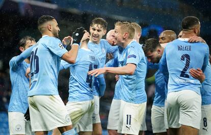 Los jugadores del Manchester City celebran la victoria ante el PSG este martes en el Etihad.