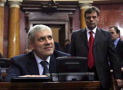 El presidente serbio, Boris Tadic (i), y el primer ministro, Vojislav Kostunica, durante la sesión constituyente del Parlamento serbio