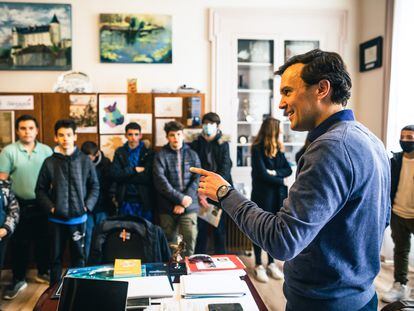 El alcalde de Châteaudun, Fabien Verdier, recibía el martes a un grupo de escolares en su despacho.
