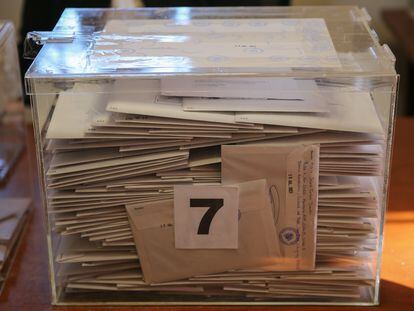Fotografía de sobres en la urna de votación para las Elecciones Generales de España.