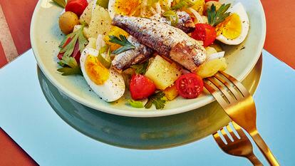 Ensalada campera con sardinas. 