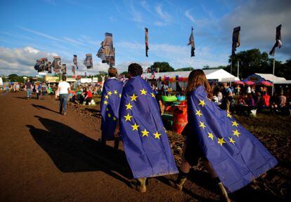 Partidarios de la Unión Europea se pasean por el Festival de Música de Glastonbury, el 22 de junio de 2016.