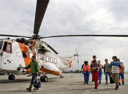 Varios de los marineros, a su llegada en helicóptero al aeropuerto de Alvedro (A Coruña).