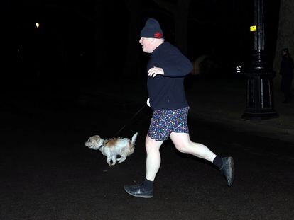 Boris Johnson corría con su perro Dylin, el lunes en el parque de St. James, en Londres.