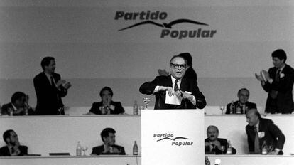 Fraga rompe la carta de dimisión de Aznar, en el congreso fundacional del PP, celebrado en Sevilla en 1990.