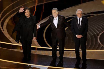 El público ovaciona al actor Al Pacino, el director Francis Ford Coppola y el actor Robert De Niro.
