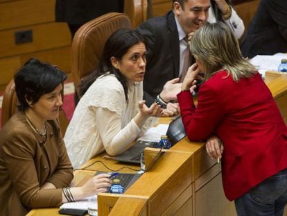 Paula Prado (en el centro) ayer en el Parlamento 