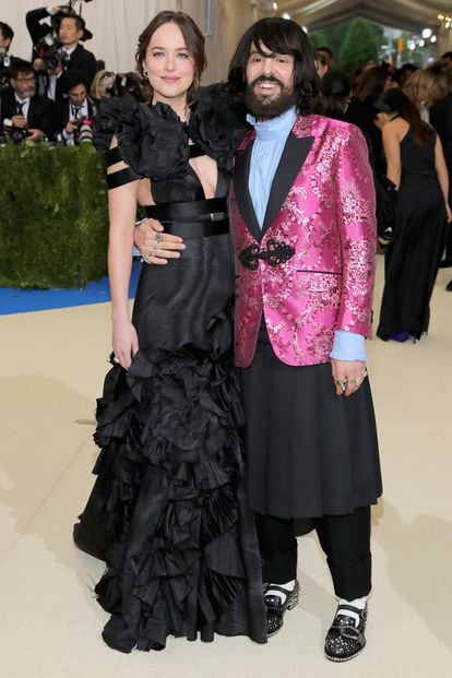 Dakota Johnson y Alessandro Michele (Gucci).